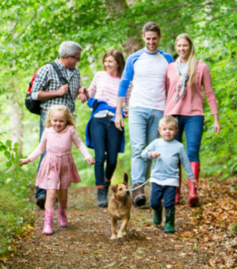 Familie im Wald